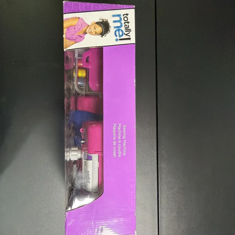 Totally Me! Toy Singer Sewing Machine & Case Toys R Us T2202 New (box damage) 6+